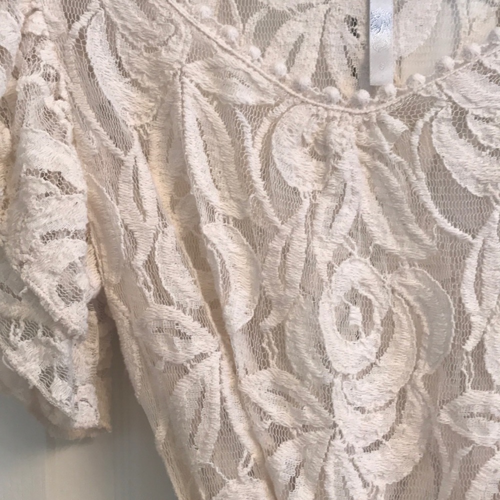 Ivory netted blouse. - Picture 5 of 5